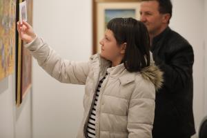 GLST - Zrcaljenja - obiskovalka med ogledom, foto Alenka Strazisar Lamovsek (1)